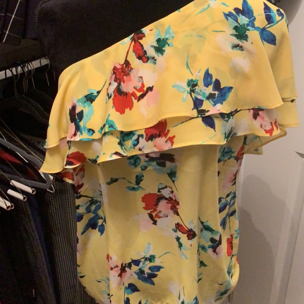 One shoulder top for nice weather. Great with jeans, pants, skirt. New with tags